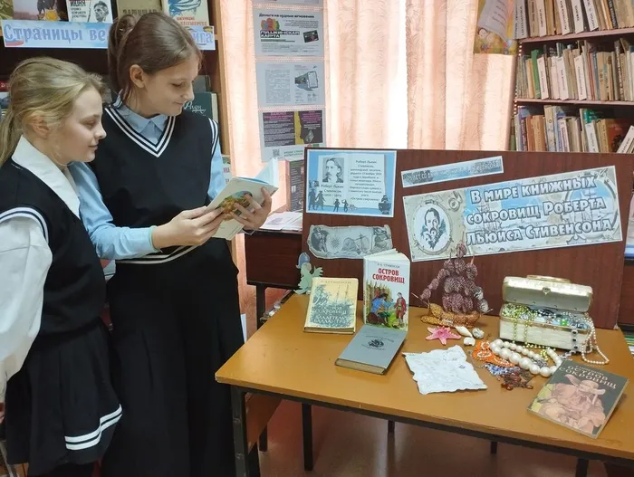 КП. Книжная выставка-инсталляция «В мире книжных сокровища Роберта Льюиса Стивенсона».  (9)
